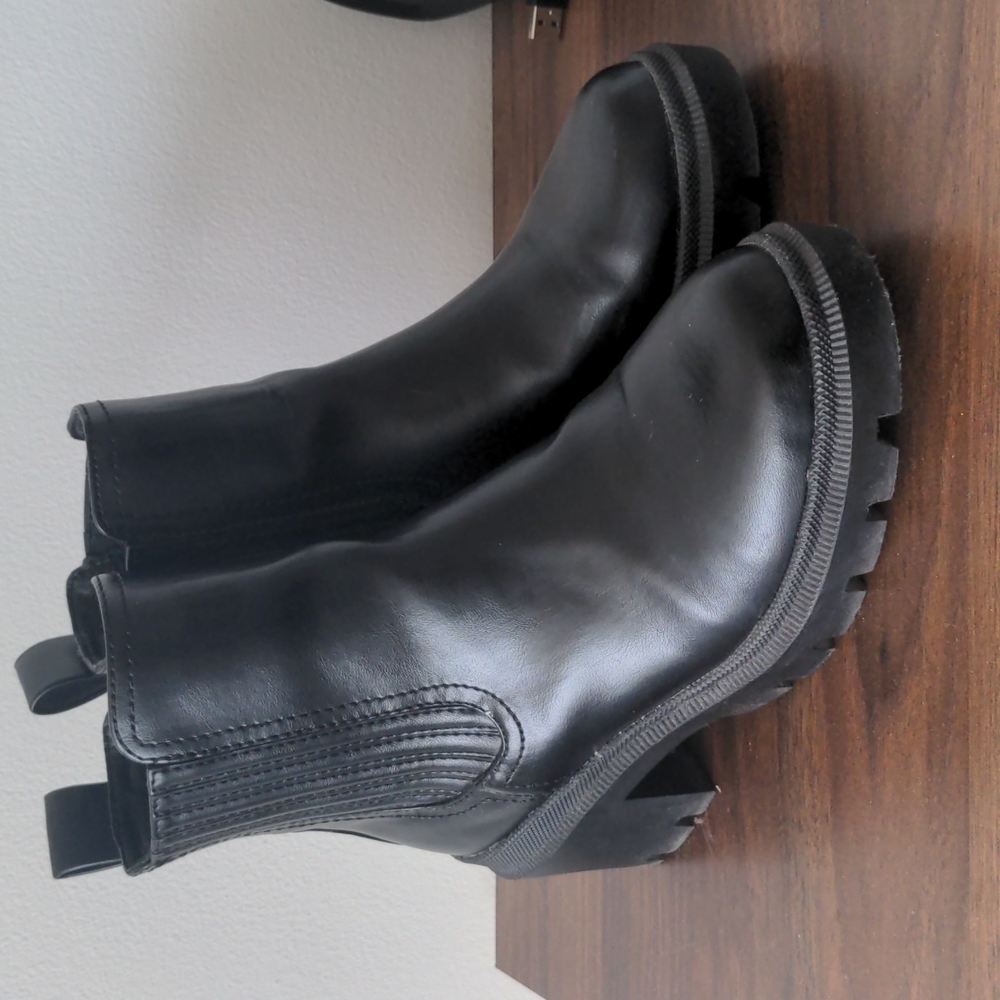 Universal Thread Naya Chelsea Boots